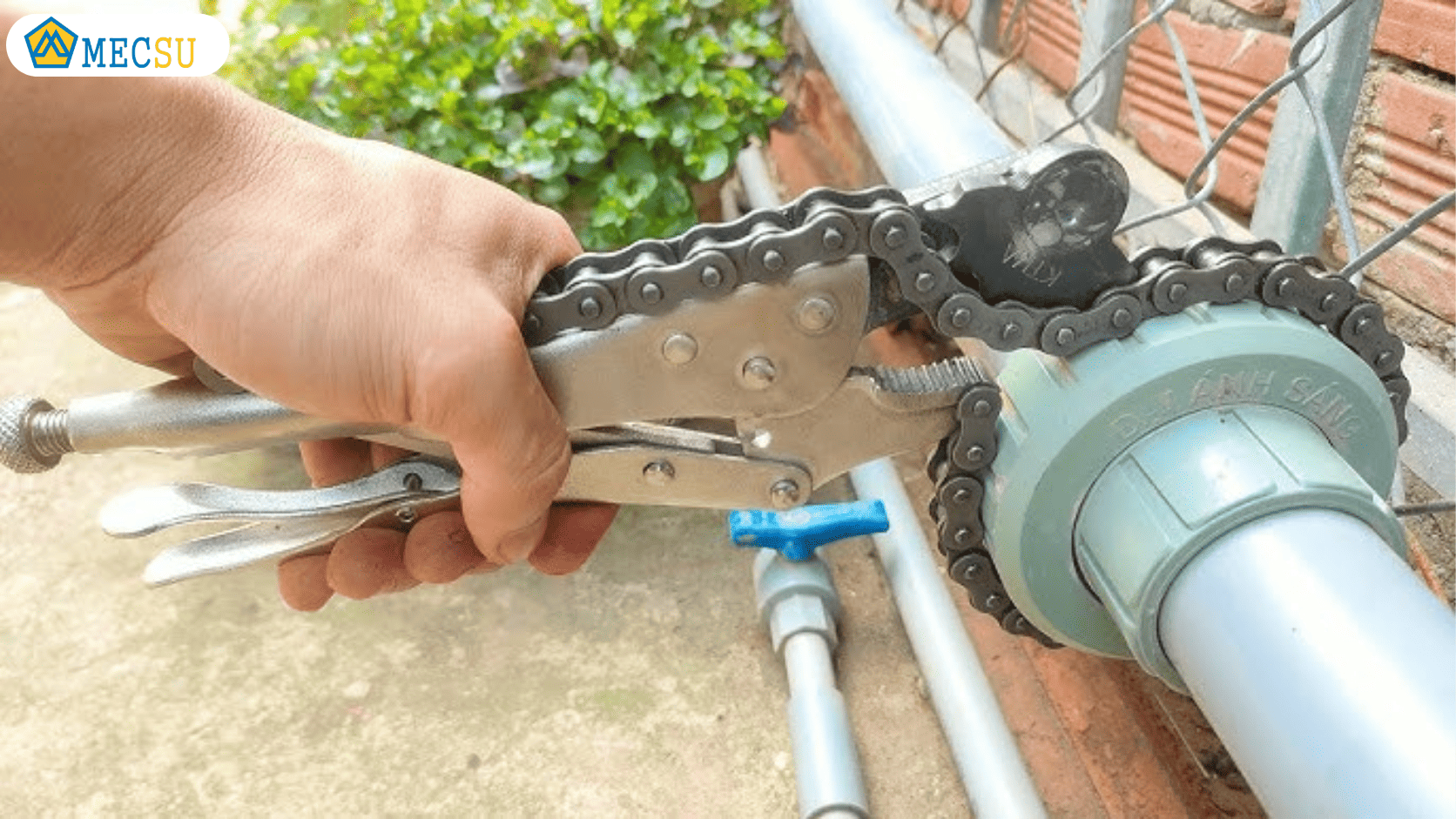 Nguyên lý siết tự khóa ma sát của cờ lê dây đai